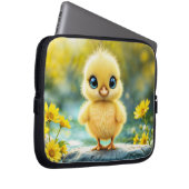 大きな目が岩に立つかわいいフワフワの雛 ラップトップスリーブ (正面右)