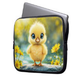 大きな目が岩に立つかわいいフワフワの雛 ラップトップスリーブ (正面左)