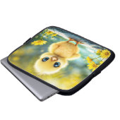 大きな目が岩に立つかわいいフワフワの雛 ラップトップスリーブ (正面下部)