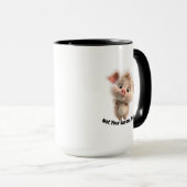 大きな目とフワフワの子豚 – 優しい行くビーガン マグカップ (正面右)