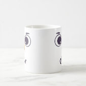 大きな目のおもしろい鳥の顔 コーヒーマグカップ (中央)