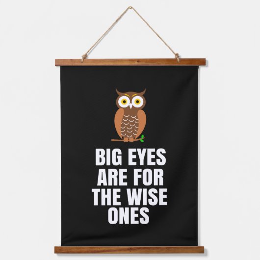 大きな目は賢い目に向いている 吊り下げ型タペストリー (正面)