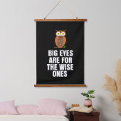 大きな目は賢い目に向いている 吊り下げ型タペストリー (寝室)