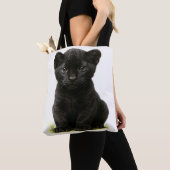 大きな目を持つ黒いヒョウ トートバッグ (クローズアップ)