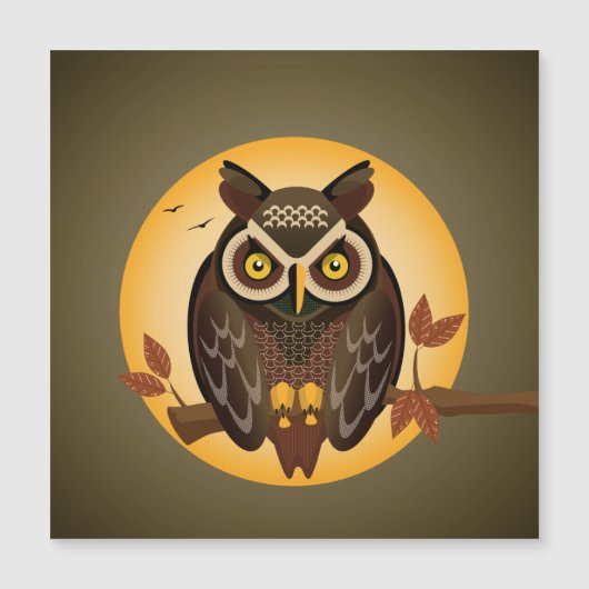 大きな目を月に向けて座っているフクロウ (正面)