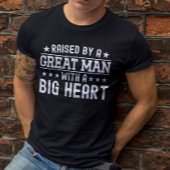 大きな素晴らしハートパパを持つ人に育てられおもしろいる Tシャツ