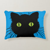 大きな緑の目を持つ好奇心に満ちた黒猫 アクセントクッション (正面)