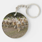 大きな羊毛の羊が行進していた キーホルダー (裏面)