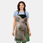 大きな耳を持つ可愛いジンジャーバニー エプロン (着用した状態)