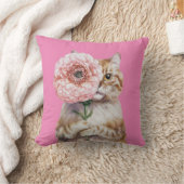 大きな花が咲き乱れるかわいい猫|かわいいジンジャーキャット クッション (ブランケット)