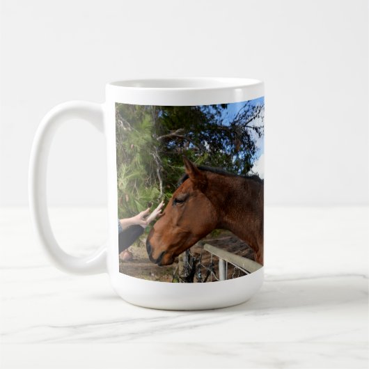 大きな茶色の馬ベニー コーヒーマグカップ (左)
