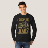 大きな荷物を落とすセミトラックの運転手 トラック運転手 Tシャツ (正面フル)