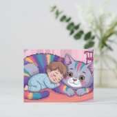 大きな虹色のふわふわ猫に寝そべるかわいい赤ちゃん ポストカード (スタンド正面)