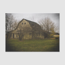 大きな裸木に囲まれた大きな裸納屋 薄葉紙