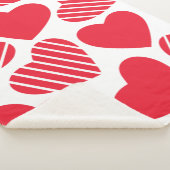 大きな赤いハートストライプのパターンが白 シェルパブランケット (3/4)