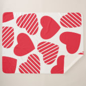 大きな赤いハートストライプのパターンが白 シェルパブランケット (正面(横))