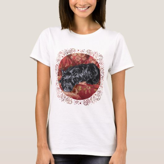 大きな赤い椅子に座るスコティッシュ・テリア Tシャツ (正面)