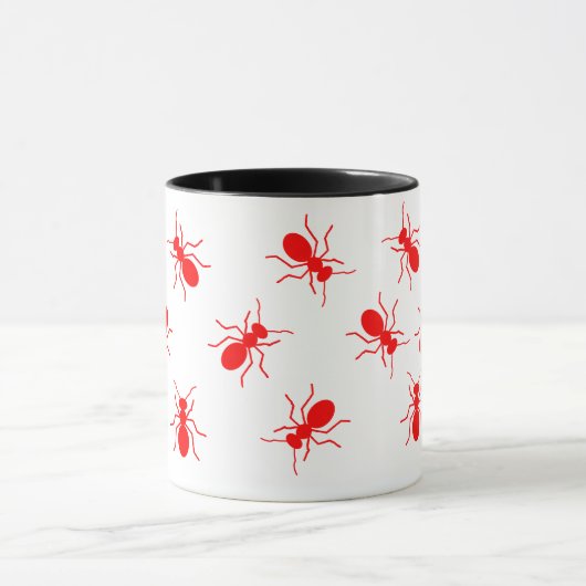 大きな赤い火アリが漫画のマグカップの上に群がる マグカップ (中央)