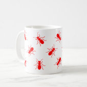 大きな赤い火アリが漫画のマグカップの上に群がる マグカップ (正面左)