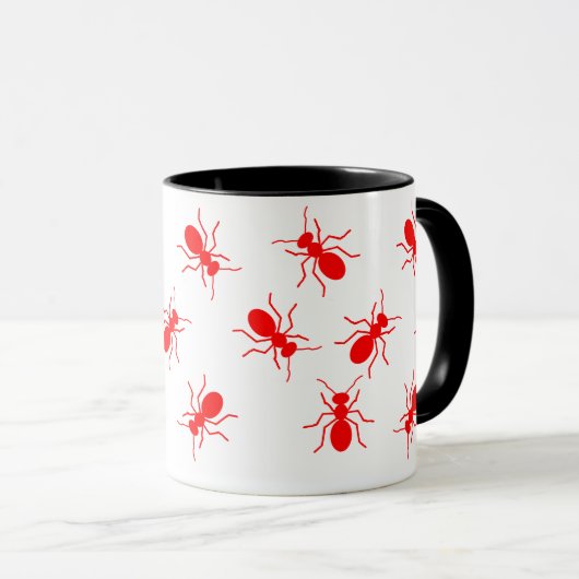 大きな赤い火アリが漫画のマグカップの上に群がる マグカップ (正面右)