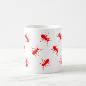 大きな赤い火アリが漫画のマグカップの上に群がる マグカップ (中央)