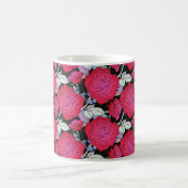 大きな赤はっきりしたいバラの花の背景 コーヒーマグカップ (中央)