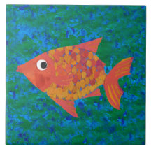 大きな遊び心のある青緑色の背景の魚