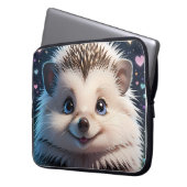 大きな青い目をした可愛いハリネズミ ラップトップスリーブ (正面左)