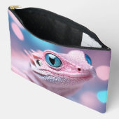大きな青い目をした、かわいい小さなピンクのトカゲ アクセサリーポーチ (見開き)