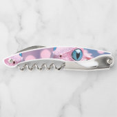 大きな青い目をした、かわいい小さなピンクのトカゲ ソムリエナイフ (裏面)