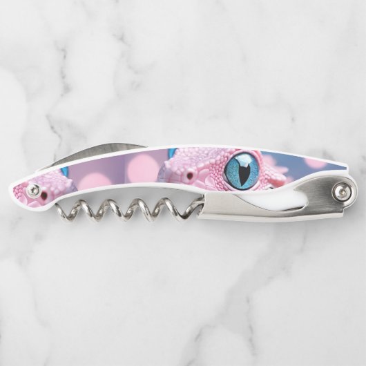 大きな青い目をした、かわいい小さなピンクのトカゲ ソムリエナイフ (裏面)