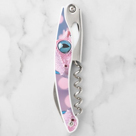 大きな青い目をした、かわいい小さなピンクのトカゲ ソムリエナイフ (裏面)