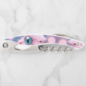 大きな青い目をした、かわいい小さなピンクのトカゲ ソムリエナイフ (正面)