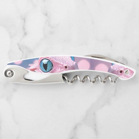 大きな青い目をした、かわいい小さなピンクのトカゲ ソムリエナイフ (正面)