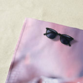 大きな青い目をした、かわいい小さなピンクのトカゲ ビーチタオル (インサイチュ)