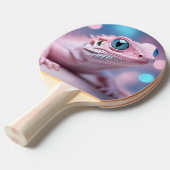 大きな青い目をした、かわいい小さなピンクのトカゲ 卓球ラケット (正面アングル)