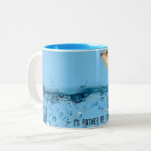 大きな魚が水から飛び出す ツートーンマグカップ (正面左)