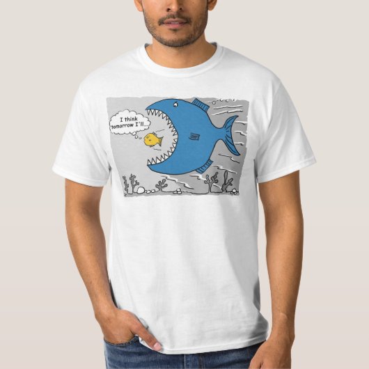 大きな魚が食べ小さな水槽の上に Tシャツ (正面)