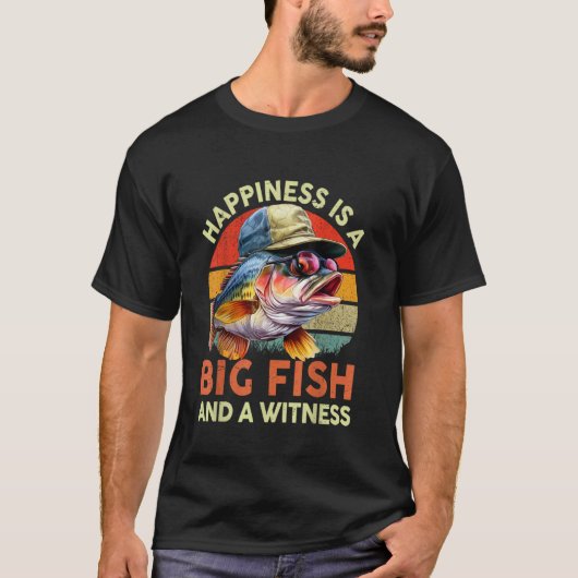 大きな魚とおかしいバスを目撃する釣りの幸せ Tシャツ (正面)