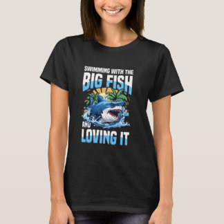 大きな魚と一緒に泳ぐのが大好き Tシャツ