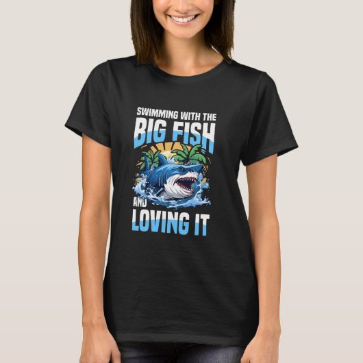 大きな魚と一緒に泳ぐのが大好き Tシャツ (正面)