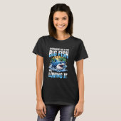 大きな魚と一緒に泳ぐのが大好き Tシャツ (正面フル)