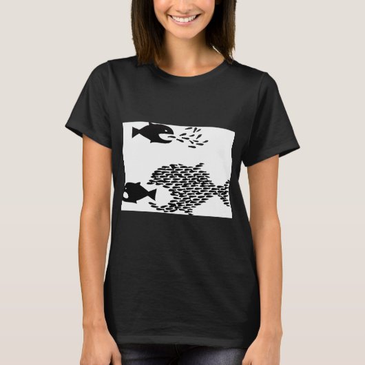 大きな魚は小さな魚を食べる Tシャツ (正面)