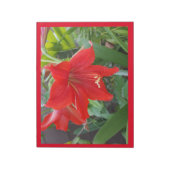 大きな鮮やかな赤い花を持つメモ帳 ノートパッド (回転)