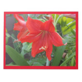 大きな鮮やかな赤い花を持つメモ帳 ノートパッド (正面)