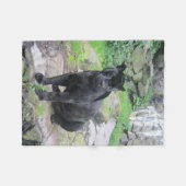 大きな黒いジャガーの猫が岩に座る フリースブランケット (正面(横))