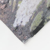 大きな黒いジャガーの猫が岩に座る フリースブランケット (角)