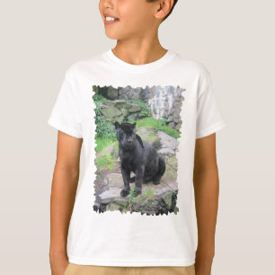 大きな黒いジャガーの猫が岩に座る Tシャツ