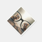 大きな黒い眼鏡を使って覗くチムンク スタンダードカクテルナプキン (角)