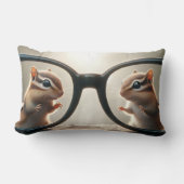 大きな黒い眼鏡を使って覗くチムンク ランバークッション (正面)